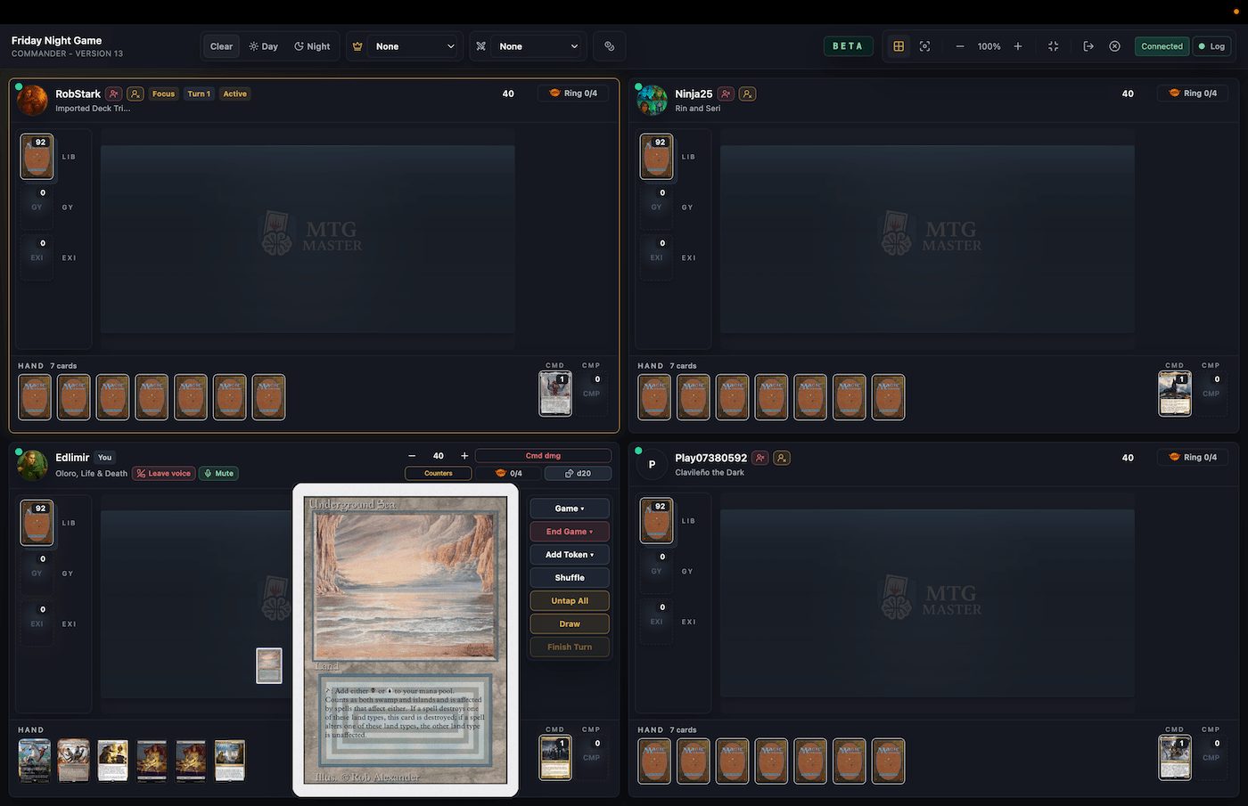 Vista de partida en la Mesa Remota de MTG Master con controles de voz integrada y previsualización de carta sobre el campo de batalla de Commander